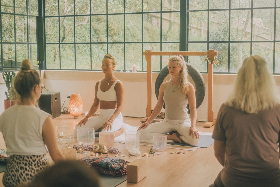 Klangschalen- und Yoga-Session bei einem Retreat